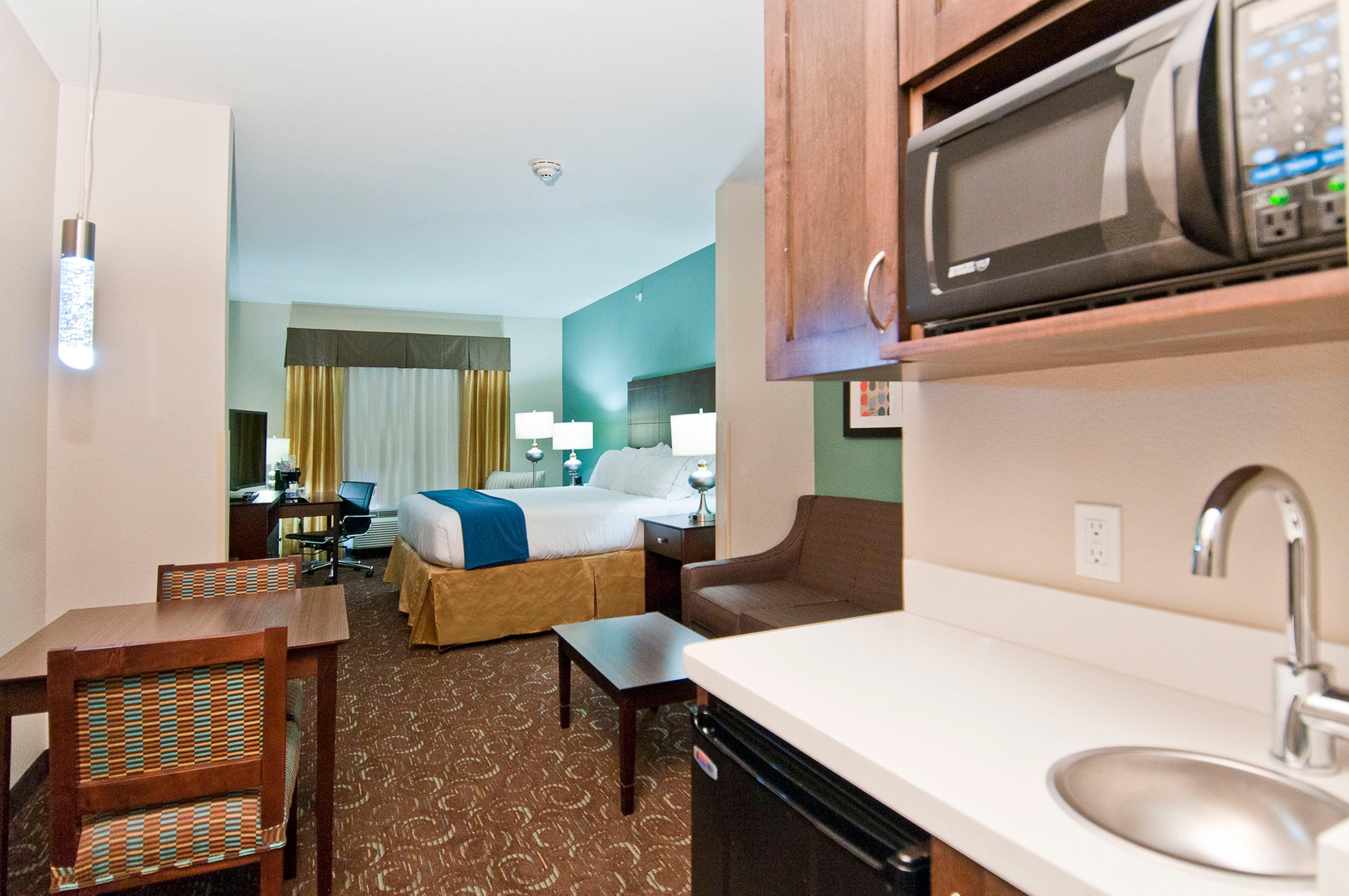 Holiday Inn Express & Suites San Antonio Frost Bank Center By Ihg Exterior photo