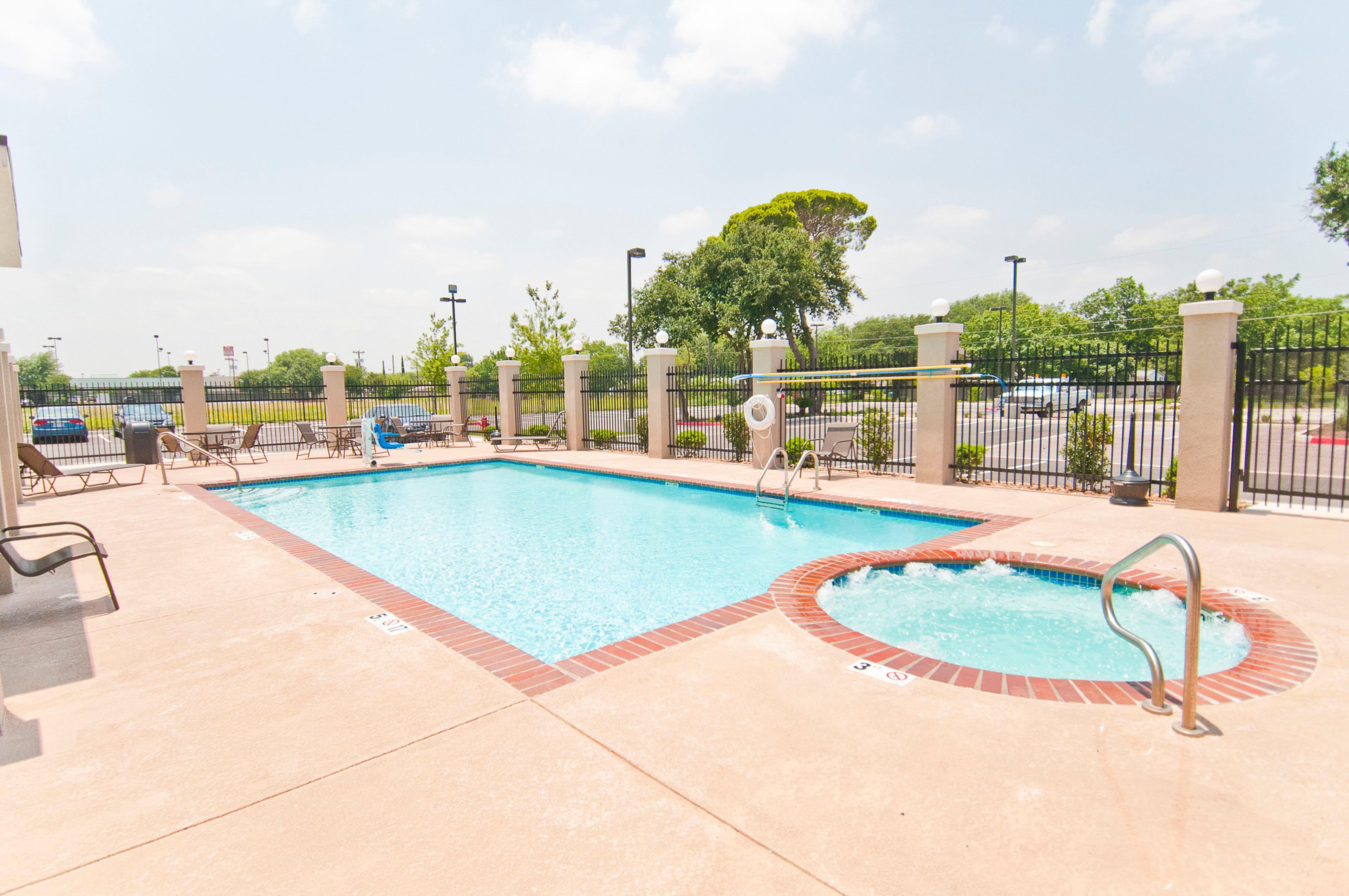 Holiday Inn Express & Suites San Antonio Frost Bank Center By Ihg Exterior photo