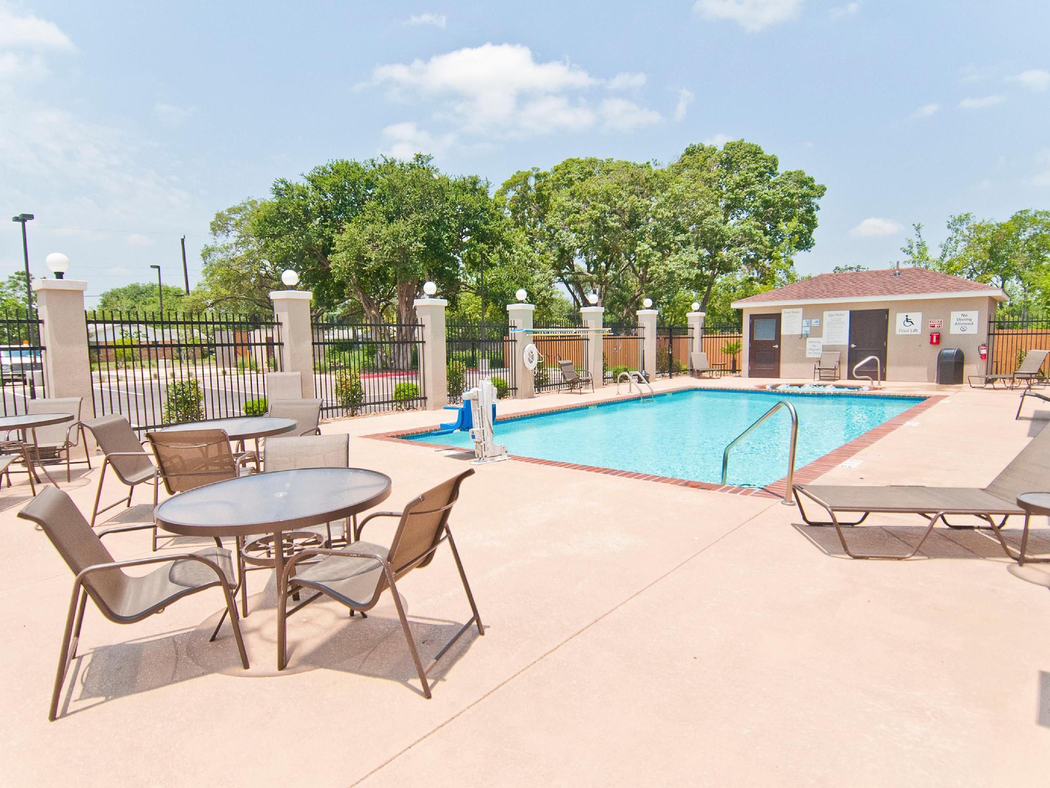 Holiday Inn Express & Suites San Antonio Frost Bank Center By Ihg Exterior photo