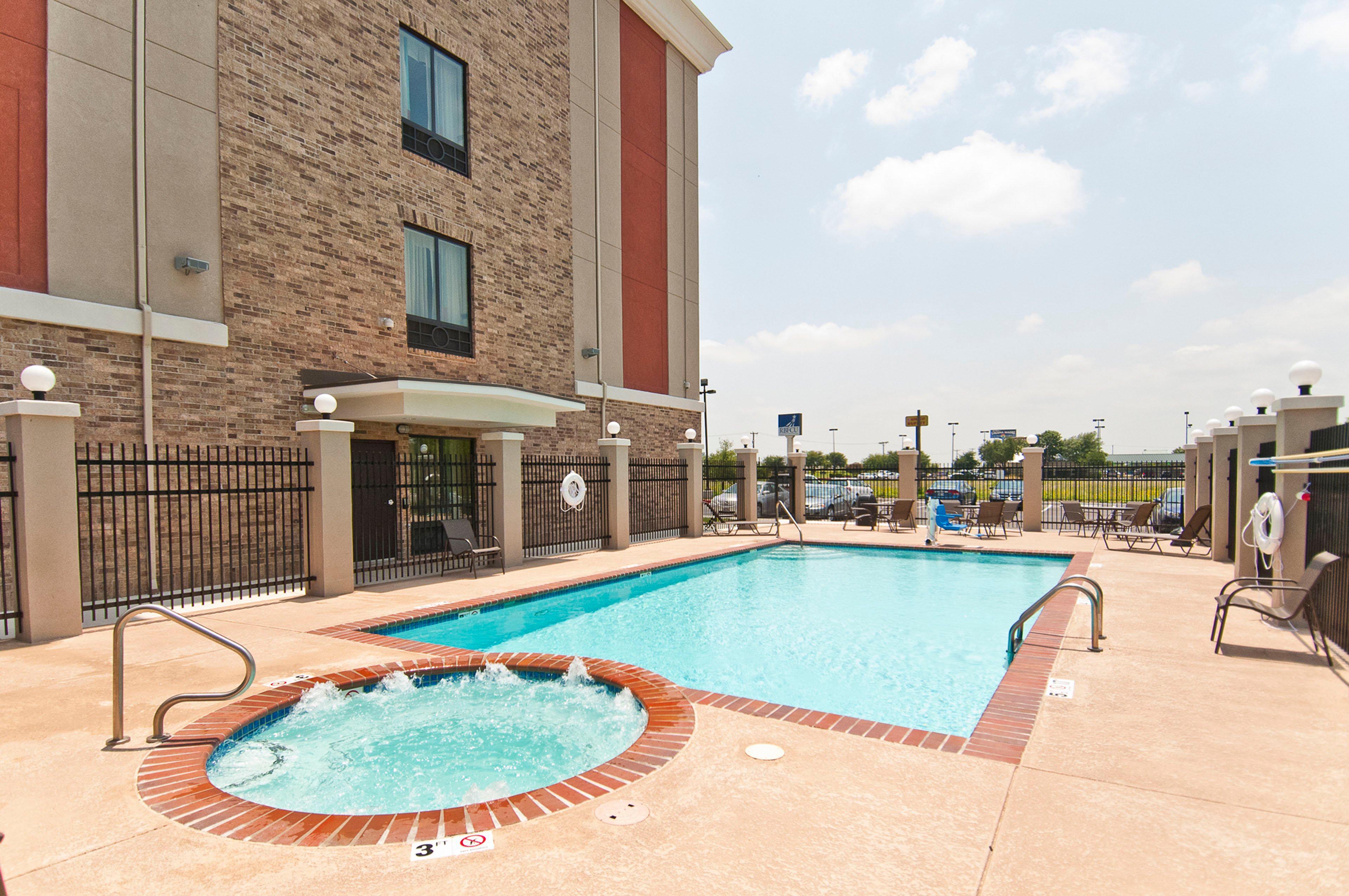 Holiday Inn Express & Suites San Antonio Frost Bank Center By Ihg Exterior photo