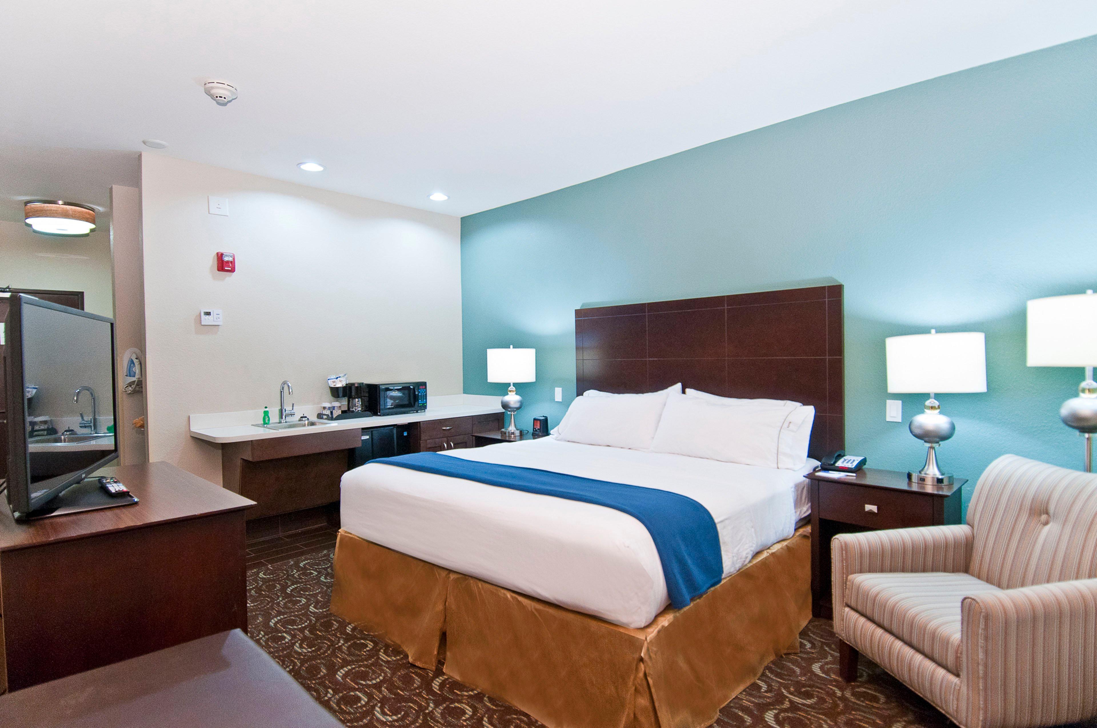 Holiday Inn Express & Suites San Antonio Frost Bank Center By Ihg Exterior photo