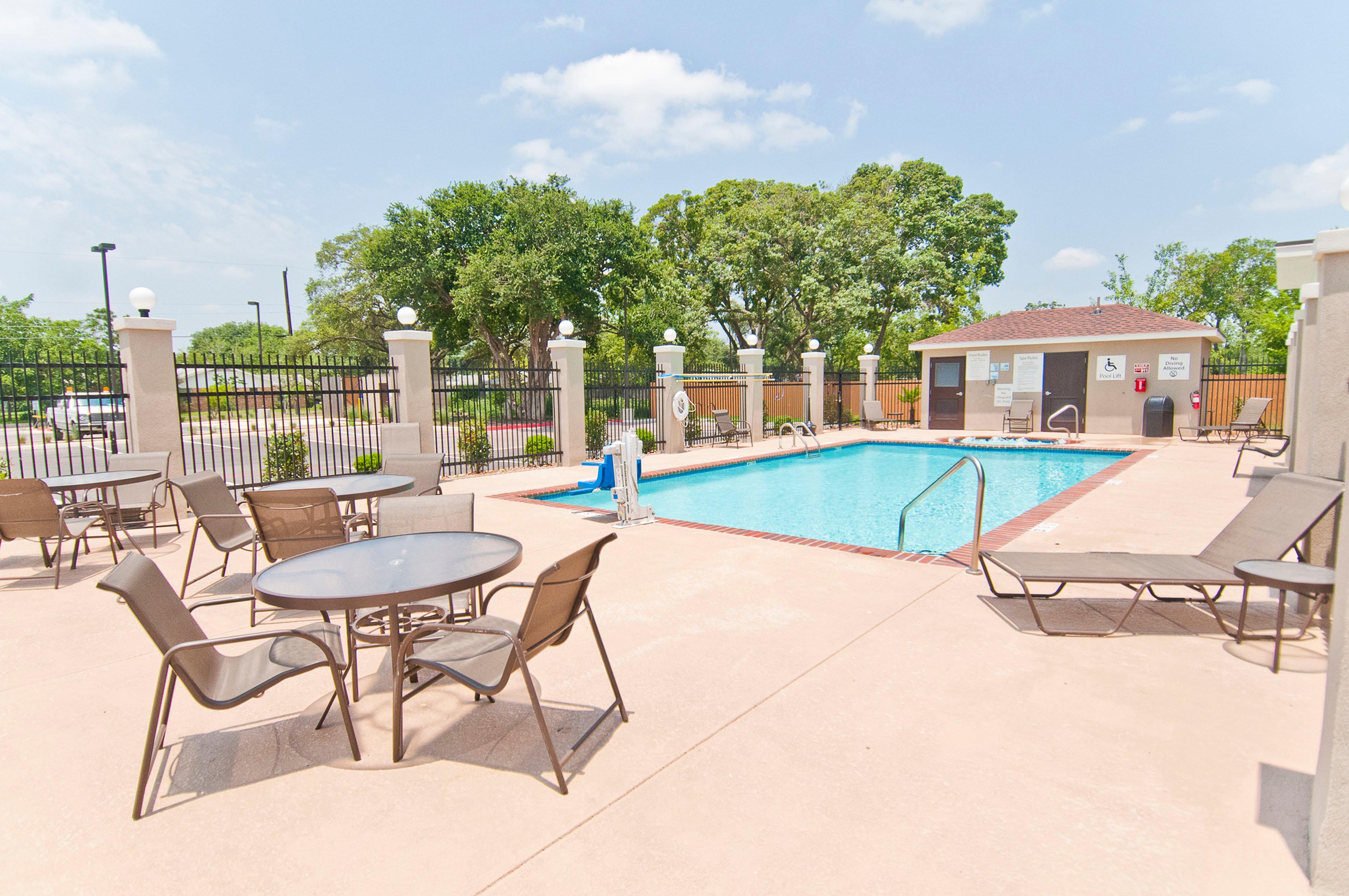 Holiday Inn Express & Suites San Antonio Frost Bank Center By Ihg Exterior photo