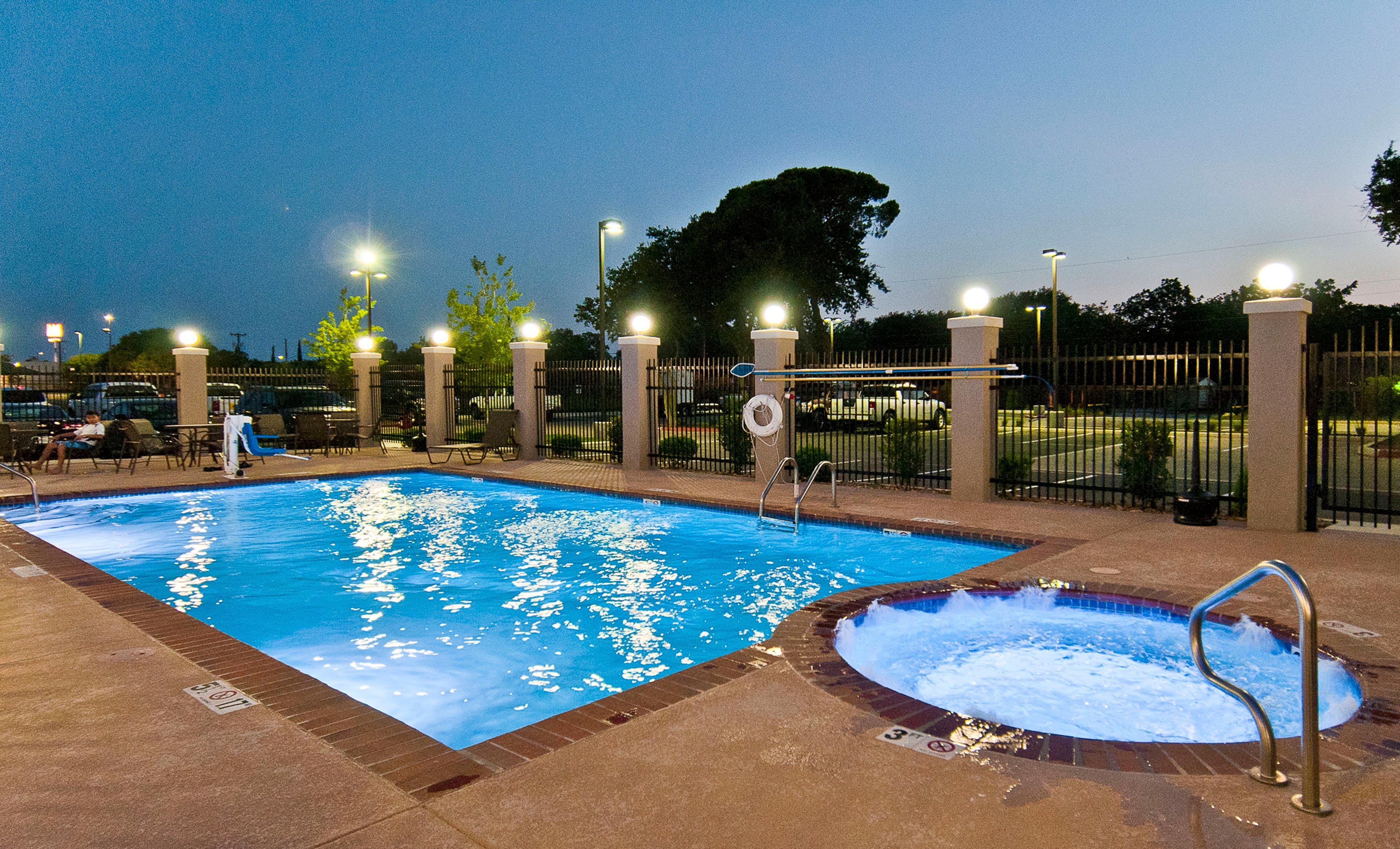 Holiday Inn Express & Suites San Antonio Frost Bank Center By Ihg Exterior photo