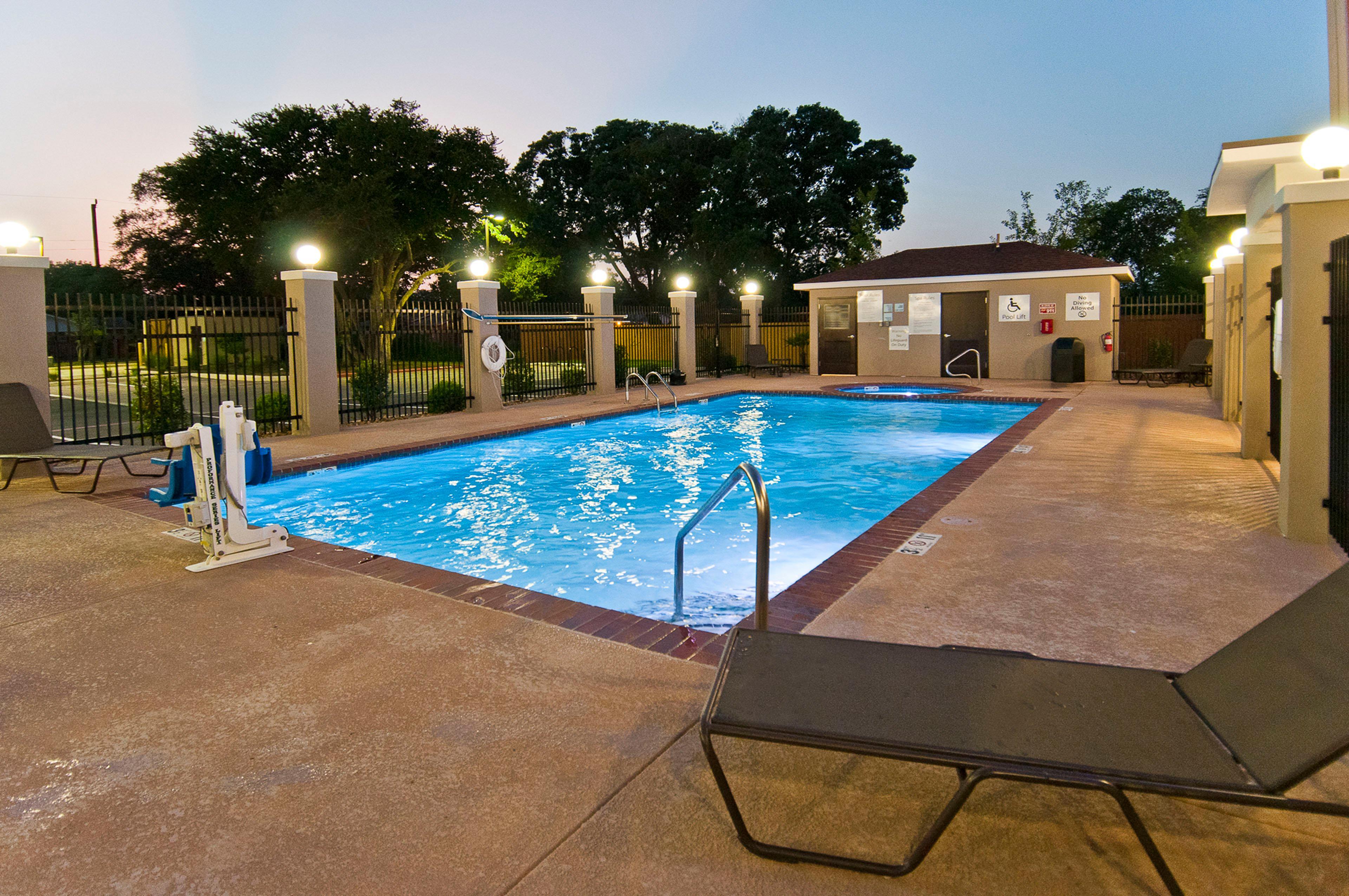 Holiday Inn Express & Suites San Antonio Frost Bank Center By Ihg Exterior photo