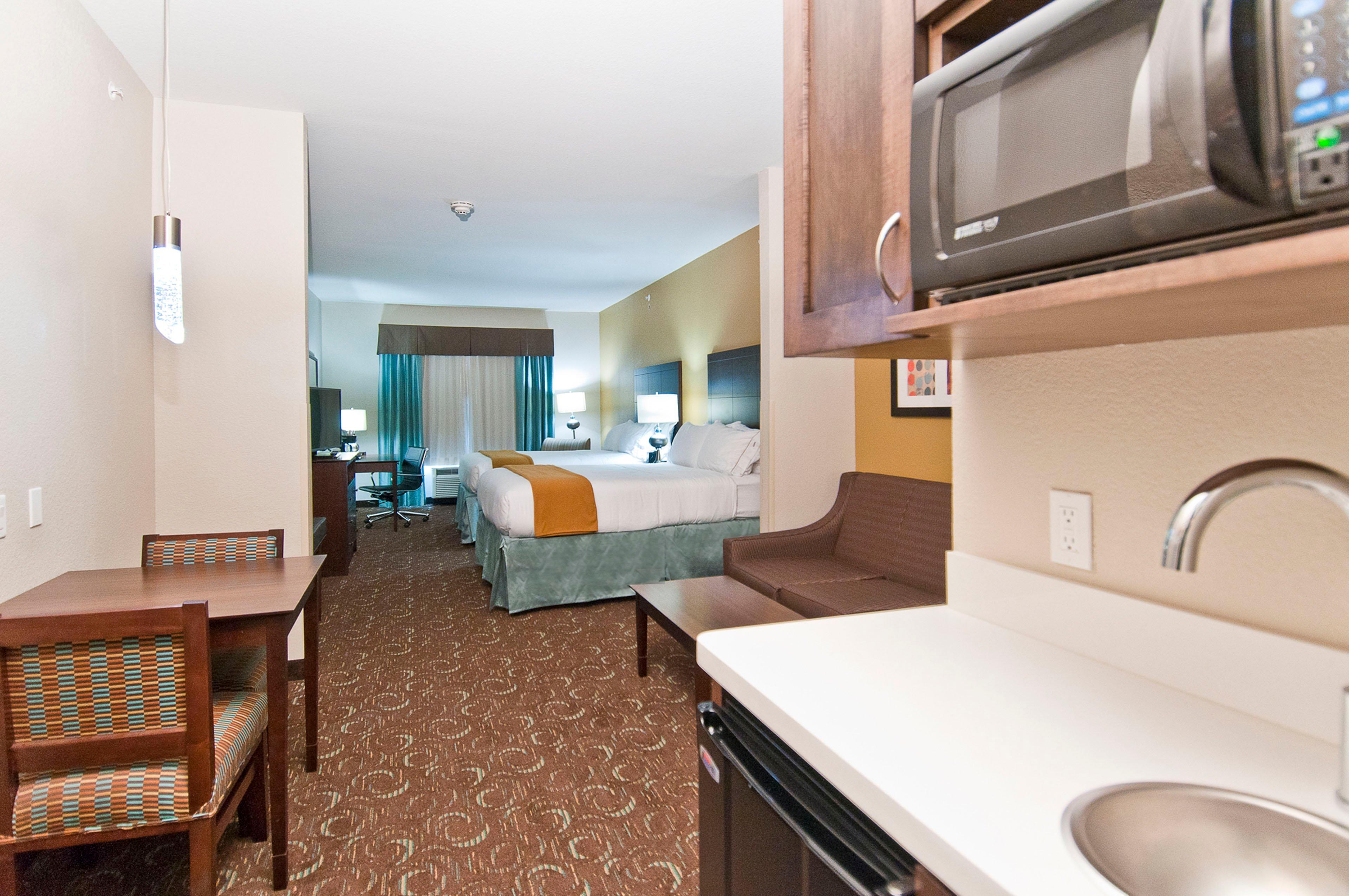 Holiday Inn Express & Suites San Antonio Frost Bank Center By Ihg Exterior photo